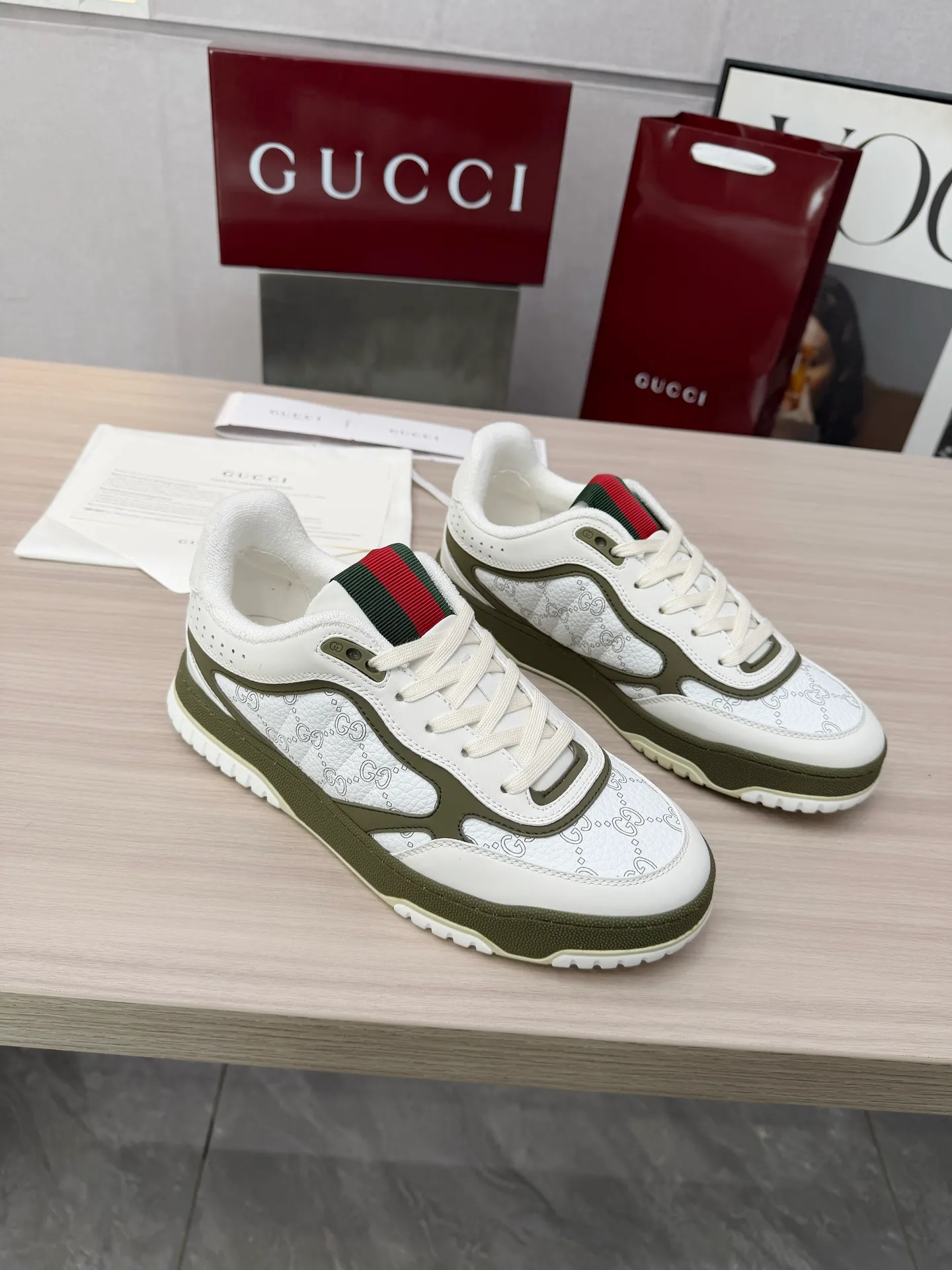 [G Home] P: 600💰 Couple size: Female 35-40. Male 39-44 (45 custom-made) 🆕2025.GUCC Gucci original order quality The latest popular high and low top aged couple sneakers series shipped original purchase development and production, this high and low top sneakers adopt a basketball-style silhouette design, cleverly integrated with hollow panels and distressed effects, showing unique ingenuity. The ingenuity incorporates brand logo details such as interlocking Double G styling accessories and Gucci lettering, a low-key tribute to the brand's design heritage. Exquisite packaging at the delivery counter 🛍📦 ▪️ Fabric: Original customized imported first-layer cowhide ▪️ Inner lining: Imported first-layer cowhide ▪️ Sole: Original molded two-color TPU sole ▪️ Sole thickness: 3cm